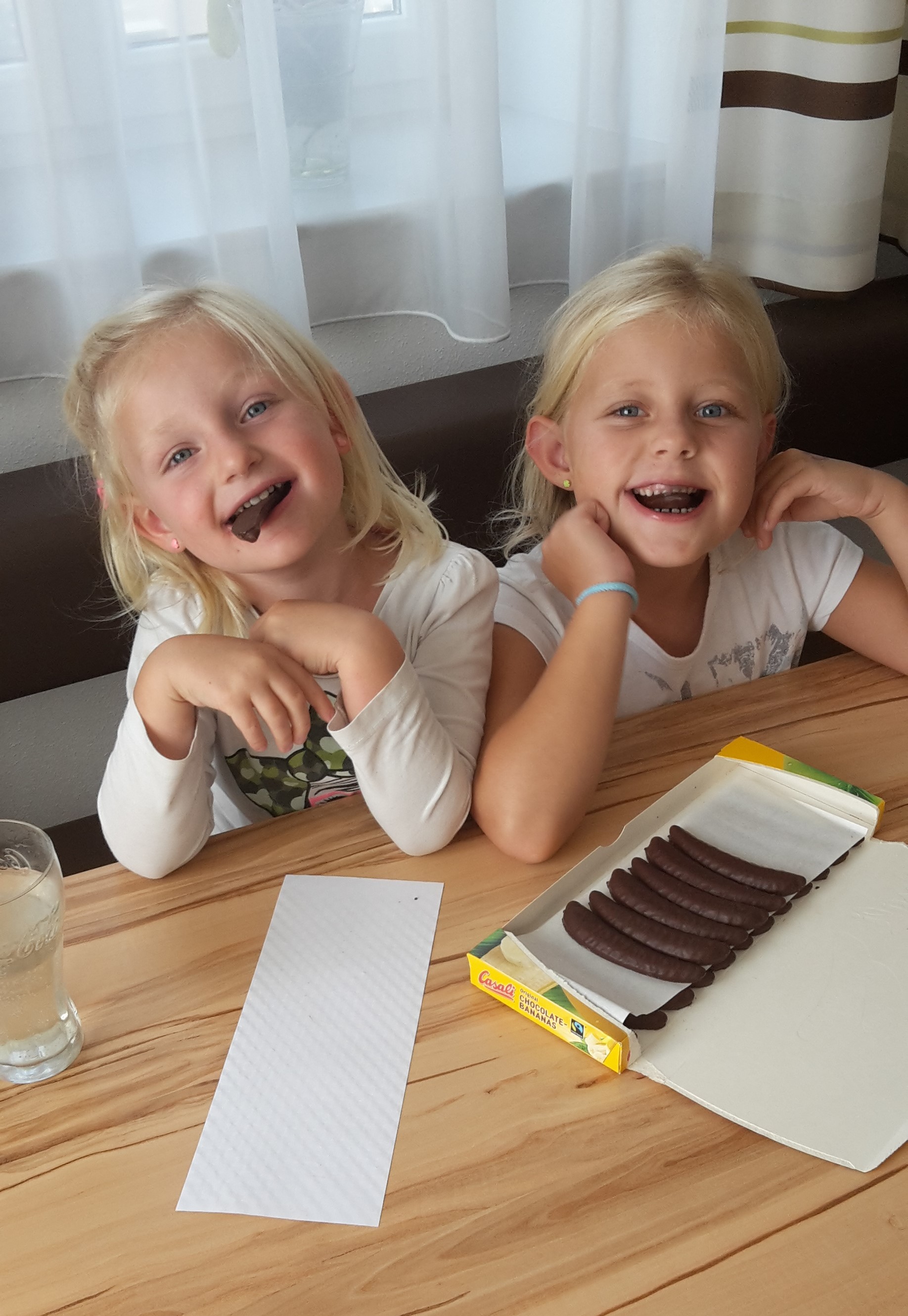 Nina und ich essen Schokobananen